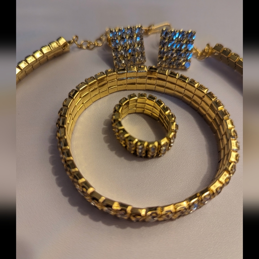 Gorgeous Jewelry Set - Picture 2 of 4